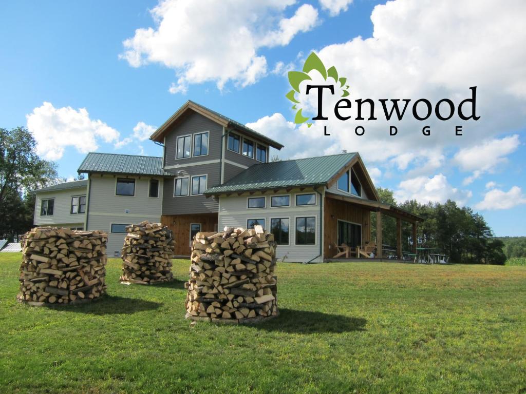 une maison avec des cheminées de bois devant elle dans l'établissement Tenwood Lodge, à Ithaca
