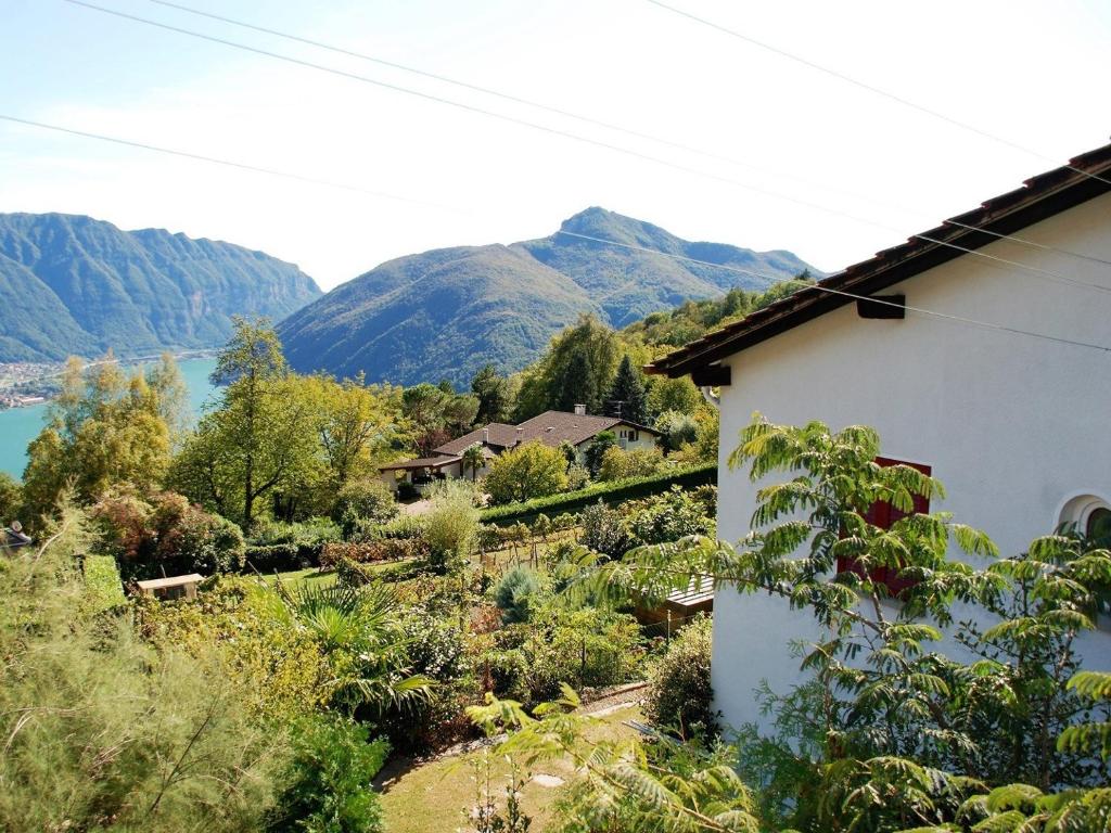 una casa con vista su un fiume e sulle montagne di Casa Dina a Lugano
