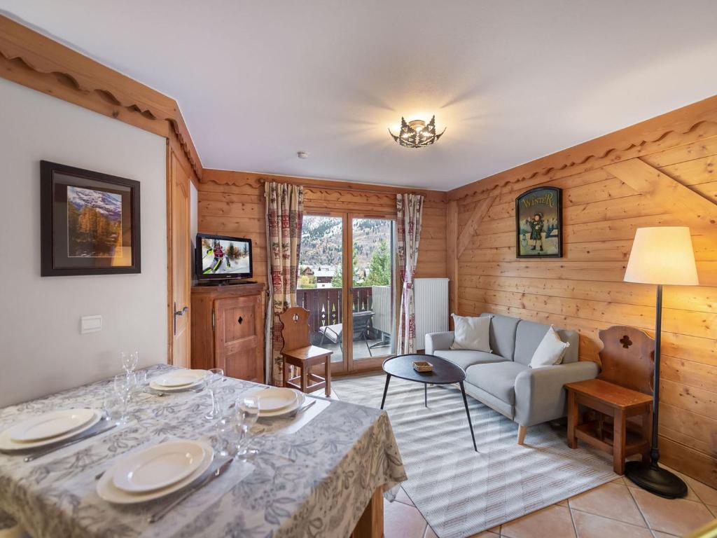 un salon avec une table et un canapé dans l'établissement Appartement ski aux pieds avec piscine, spa et terrasse ensoleillée à Méribel Village - FR-1-566-57, à Les Allues