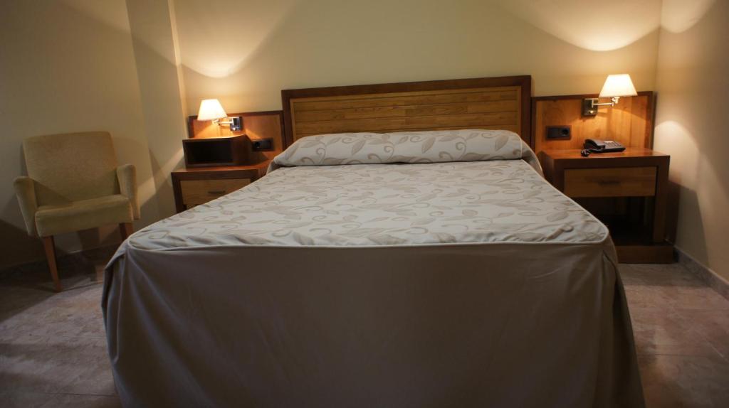 Posteľ alebo postele v izbe v ubytovaní Hotel Puente Romano