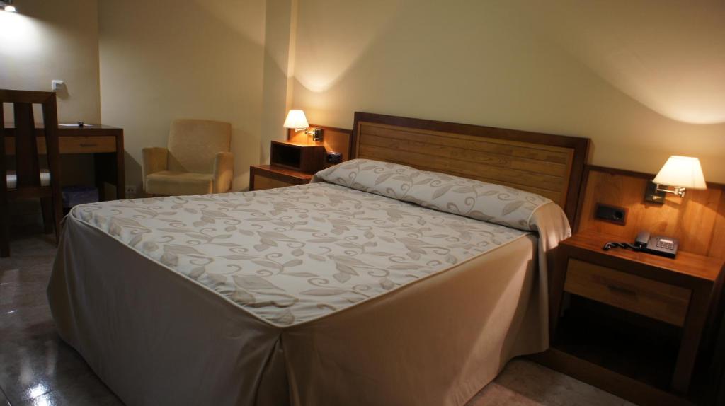 Posteľ alebo postele v izbe v ubytovaní Hotel Puente Romano
