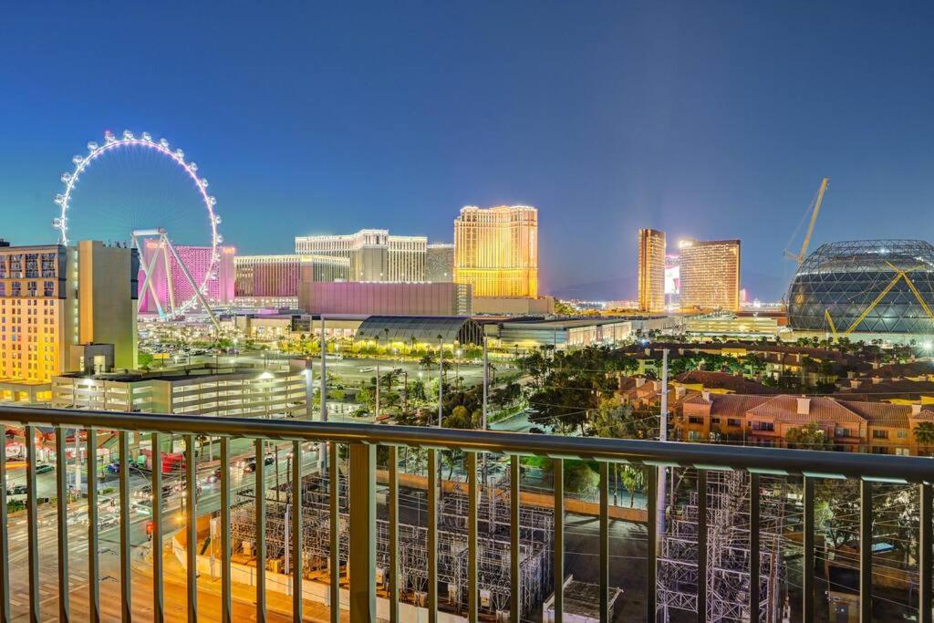 Ultimate Las Vegas Getaway One Bedroom Suite with Balcony, Kitchen, Gym, Pool & Free Parking photo
