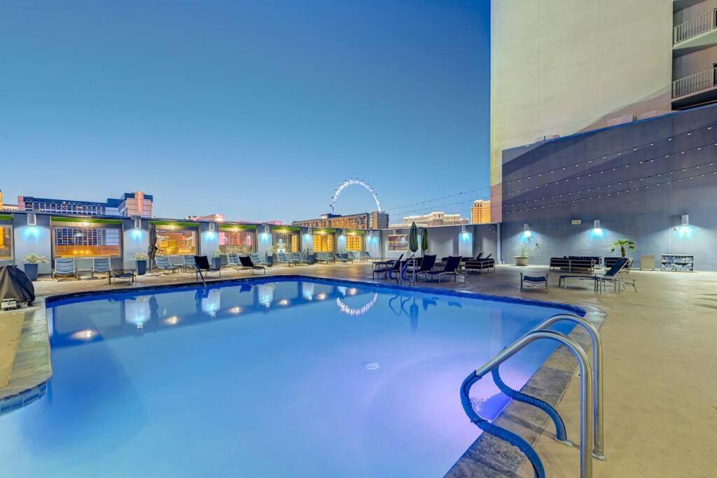 Suite 10 Min Walk To Strip Balcony, Soaking Tub & Free Parking, Las