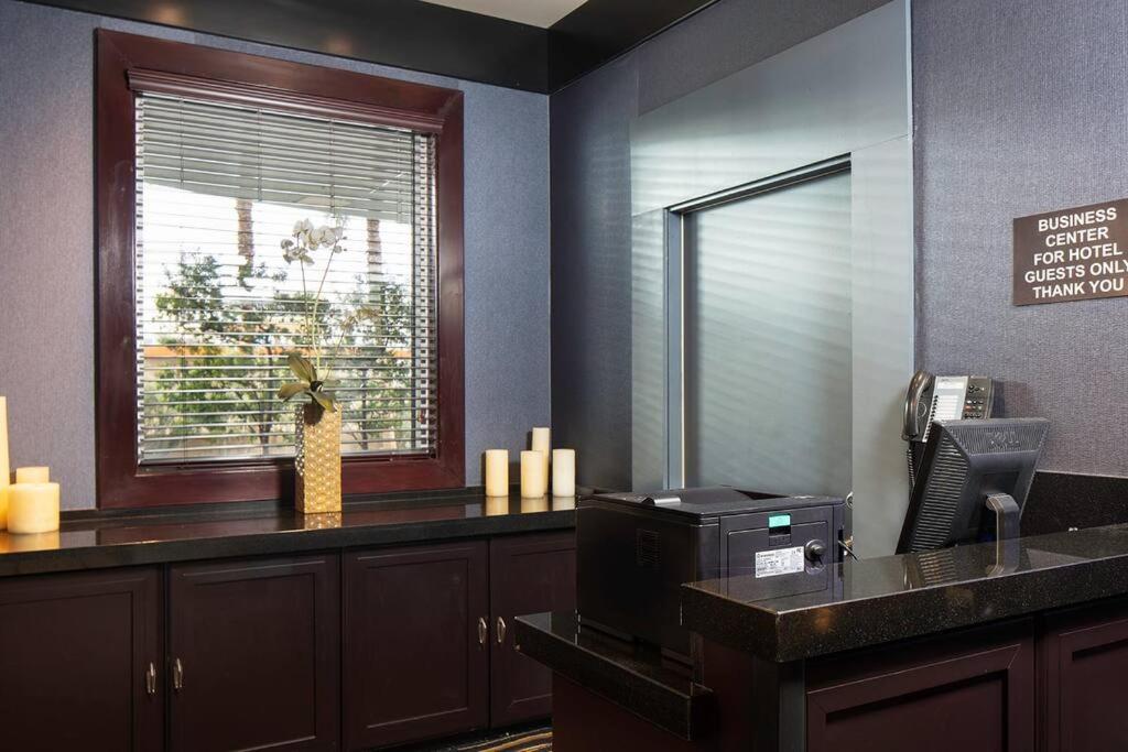 Ultimate Las Vegas Getaway One Bedroom Suite with Balcony, Kitchen, Gym, Pool & Free Parking photo