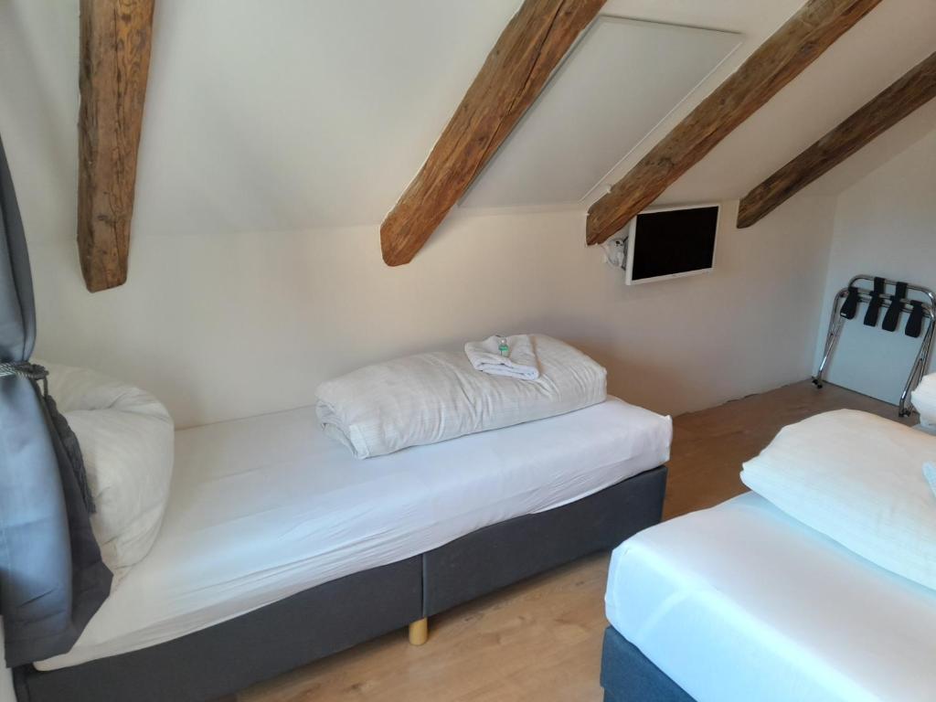 a small room with two beds and a tv at Ferienhaus Kolbnitz in Unterkolbnitz