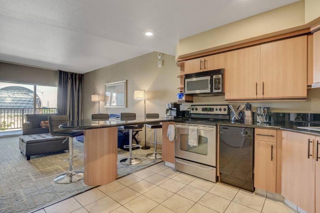 Ultimate Las Vegas Getaway One Bedroom Suite with Balcony, Kitchen, Gym, Pool & Free Parking photo
