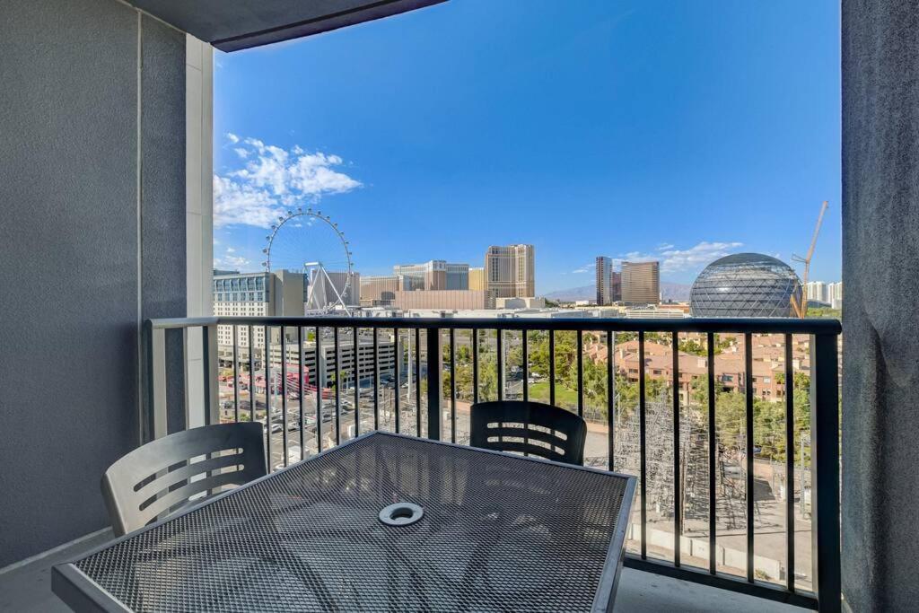 Ultimate Las Vegas Getaway One Bedroom Suite with Balcony, Kitchen, Gym, Pool & Free Parking photo