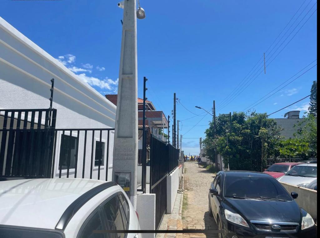 um carro estacionado ao lado de um poste ao lado de uma rua em Casa a 40 metros da praia, rua tranquila em Penha