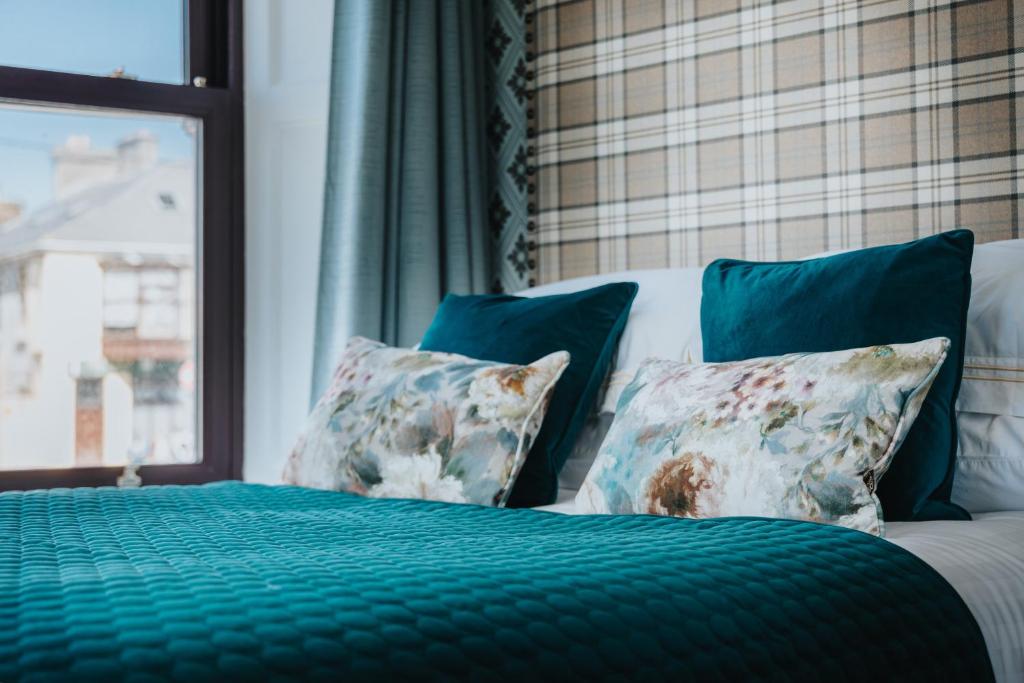 Postel nebo postele na pokoji v ubytování Bay View Hotel