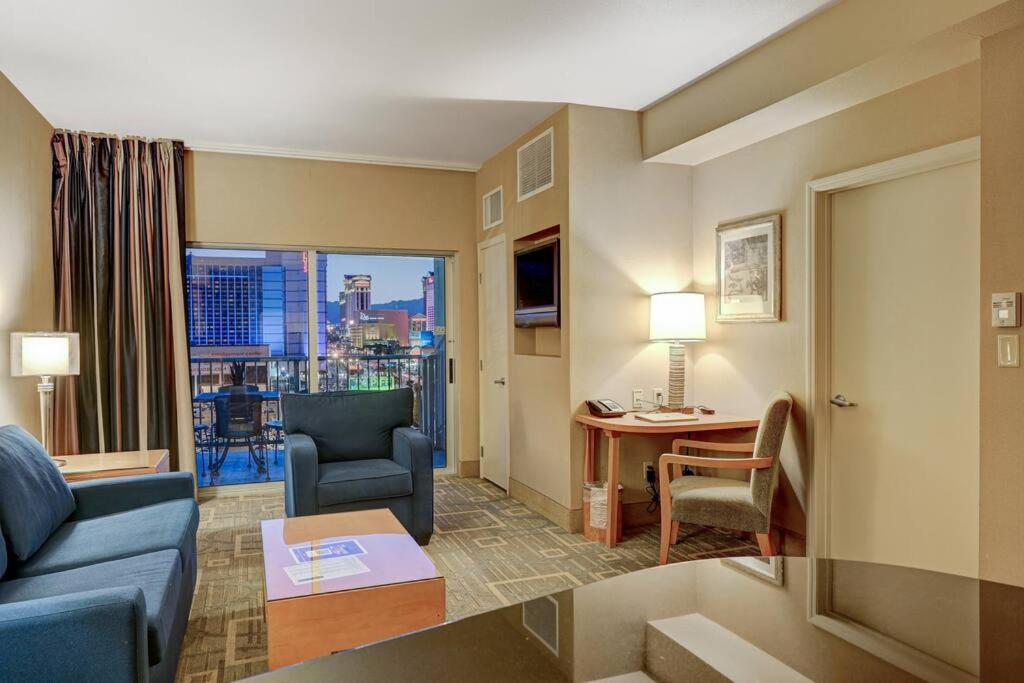 Ultimate Las Vegas Getaway One Bedroom Suite with Balcony, Kitchen, Gym, Pool & Free Parking photo
