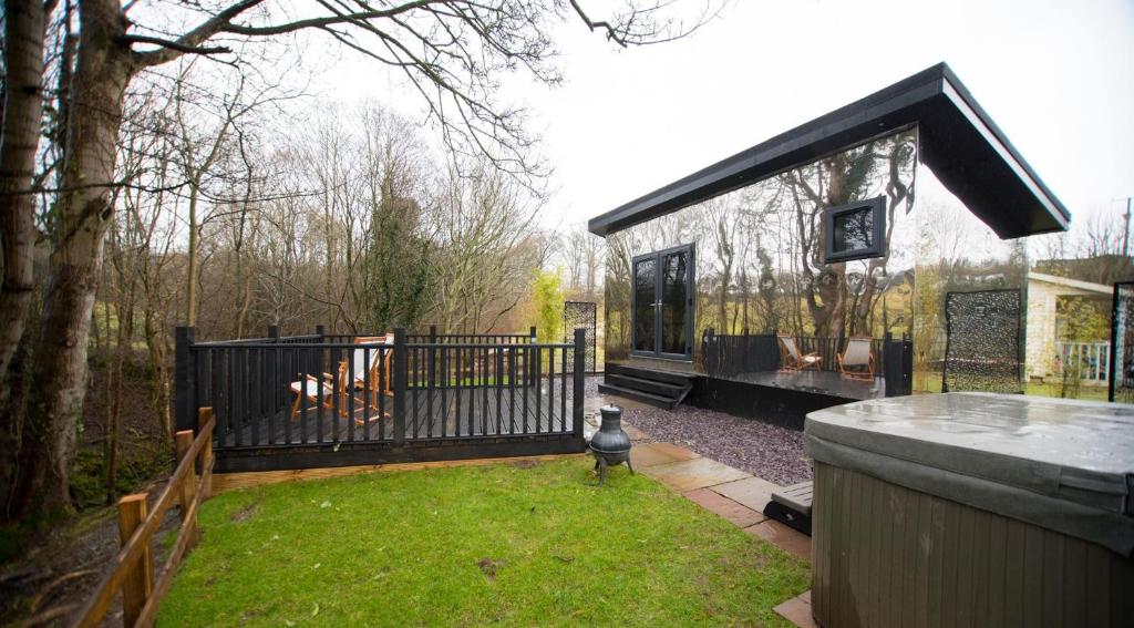 Longtown的住宿－Reflections, Netherby, near Carlisle，一座带围栏和院子的小房子