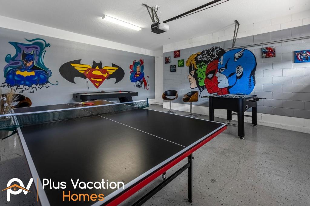 7462 Themed Villa- Private Pool-Spa-Game Roomの敷地内または近くにある卓球施設