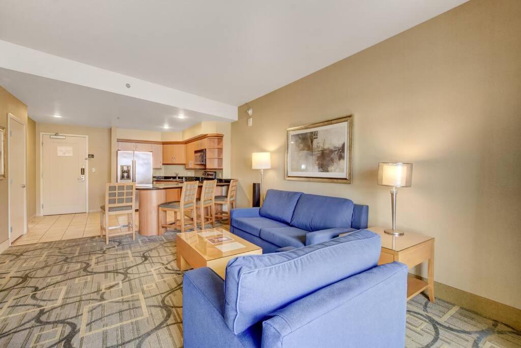 Ultimate Las Vegas Getaway One Bedroom Suite with Balcony, Kitchen, Gym, Pool & Free Parking photo
