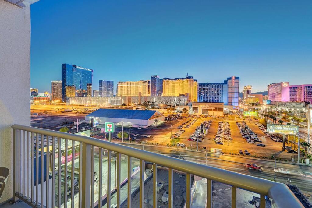 Ultimate Las Vegas Getaway One Bedroom Suite with Balcony, Kitchen, Gym, Pool & Free Parking photo