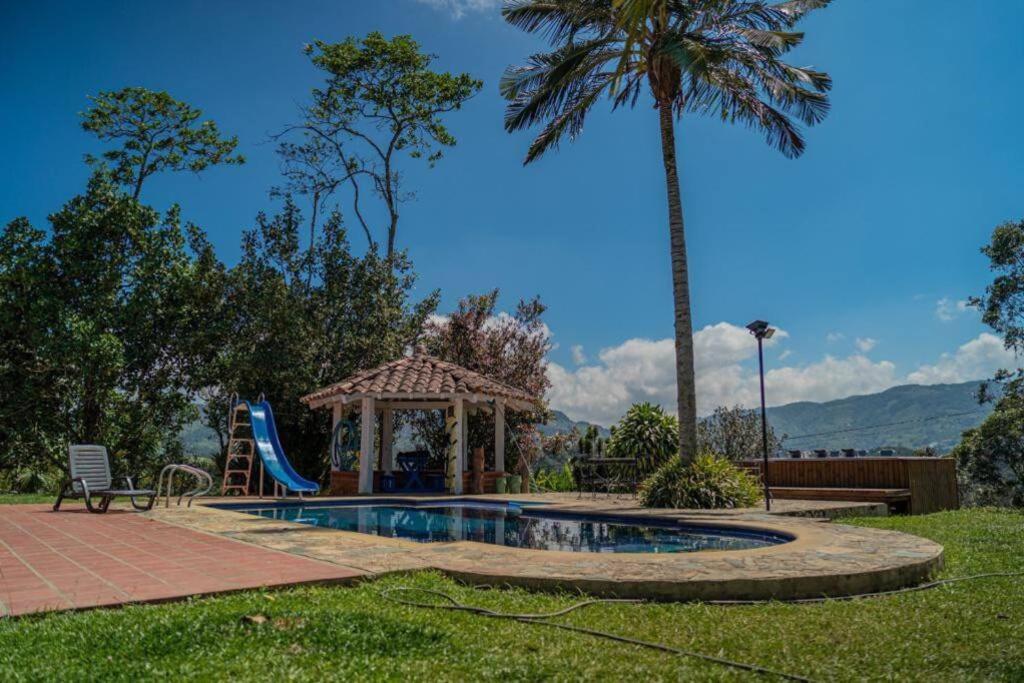 Bazén v ubytování Finca El paraíso Guatape nebo v jeho okolí