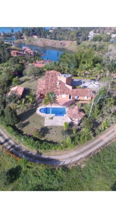 Bazén v ubytování Finca El paraíso Guatape nebo v jeho okolí