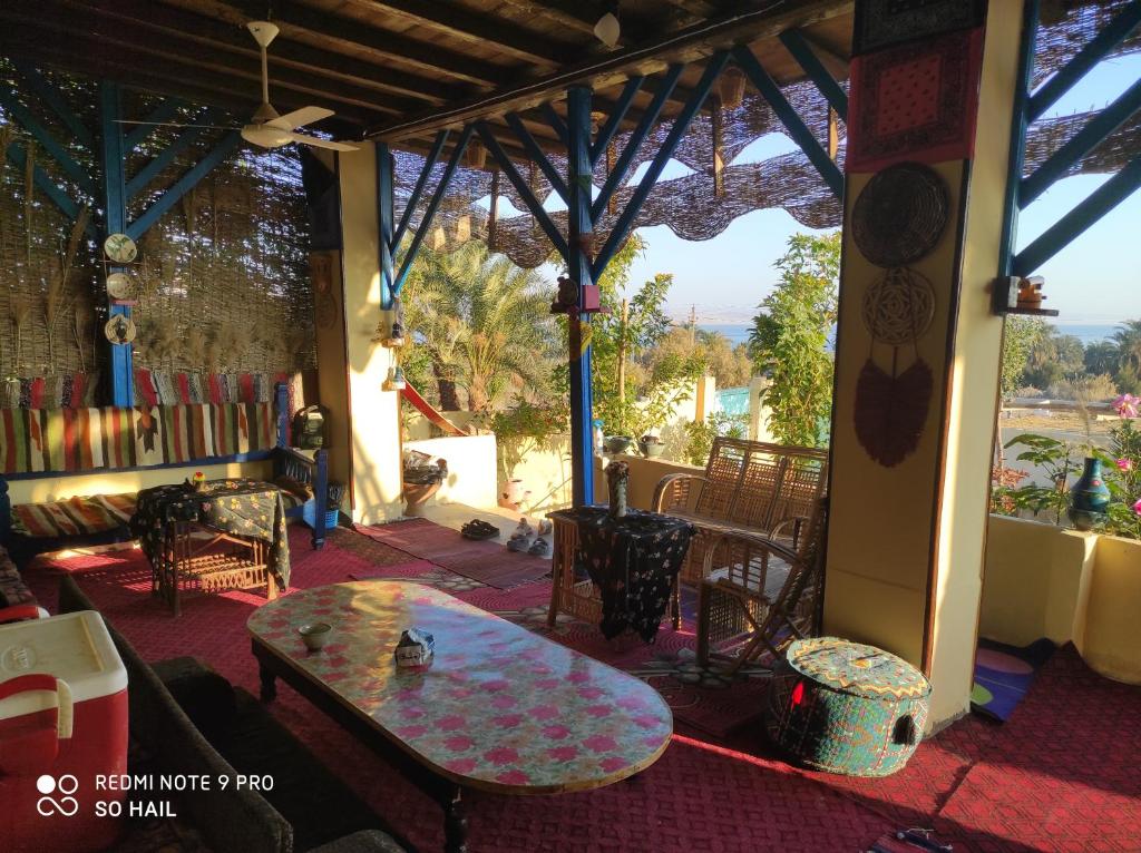 Zimmer mit einem Tisch, Stühlen und einem Fenster in der Unterkunft Kayan House in Tunis