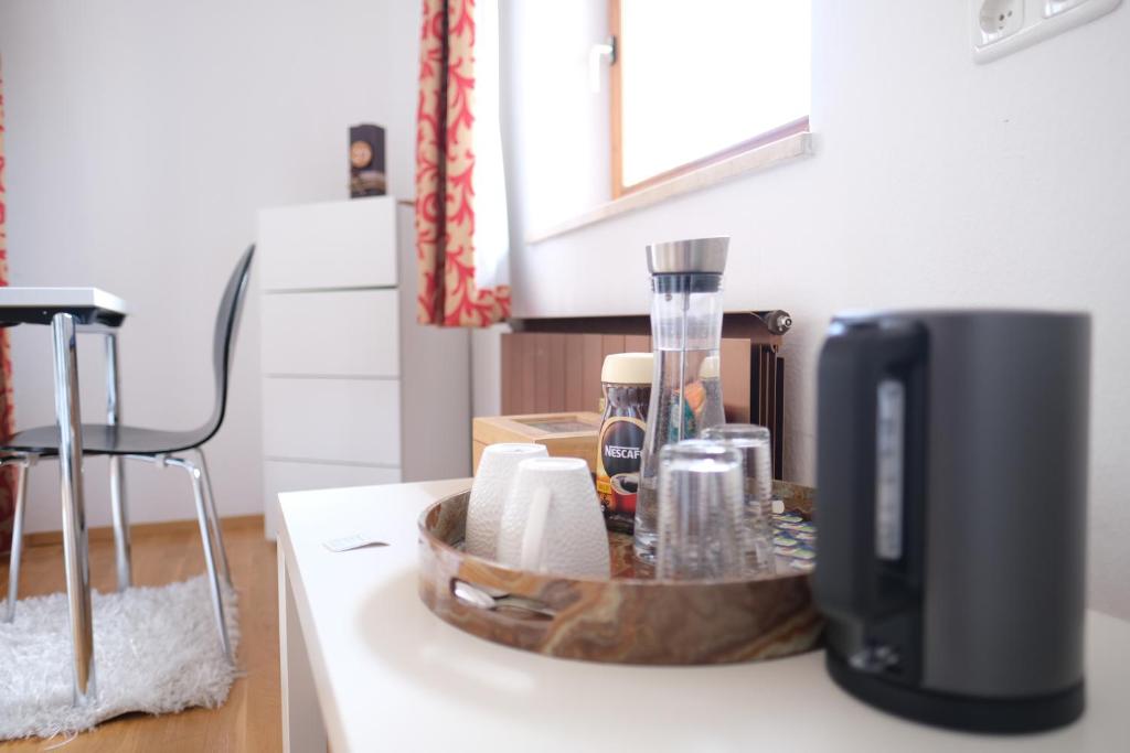 Příslušenství pro přípravu čaje a kávy v ubytování Doppelzimmer