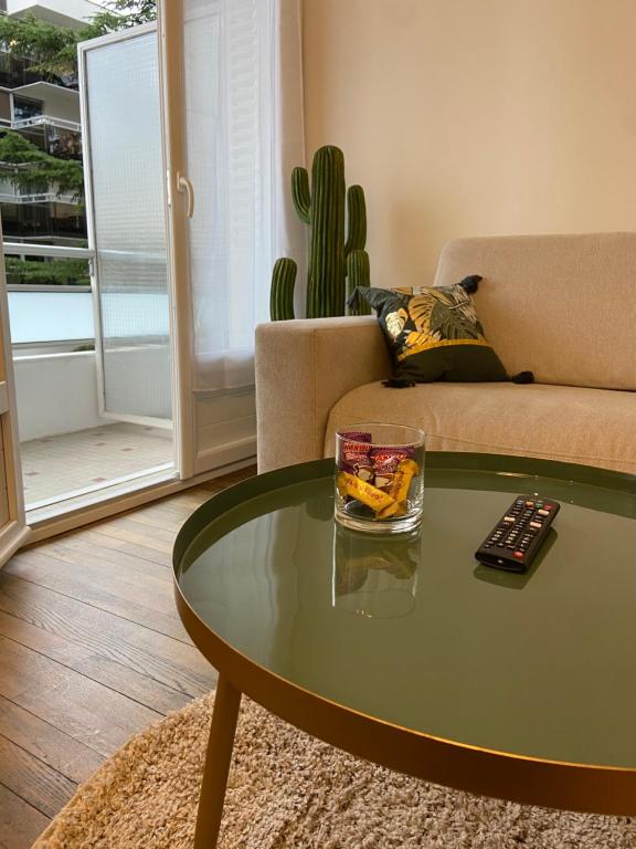 sala de estar con mesa de centro y sofá en Fresh&Relax en Chamalières