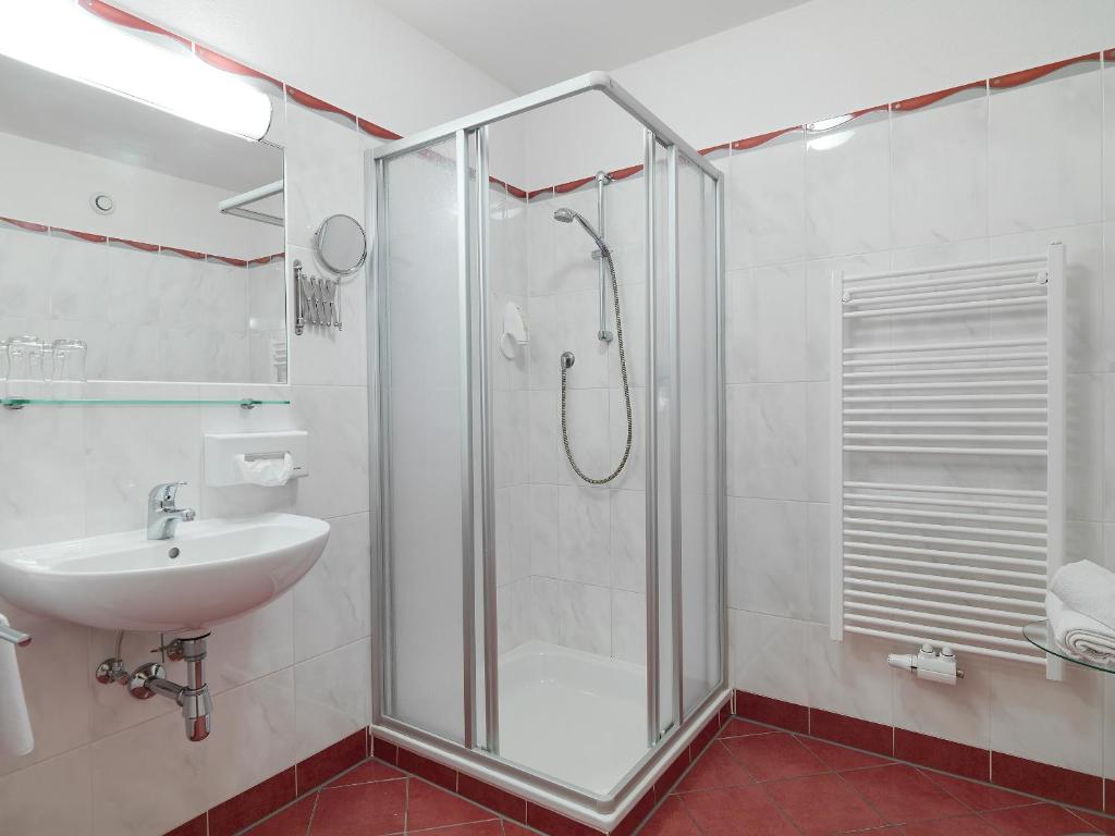 Koupelna v ubytování Posthotel Strengen am Arlberg
