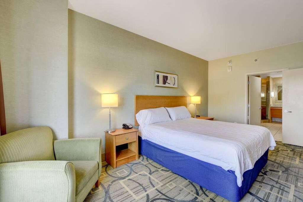 Ultimate Las Vegas Getaway One Bedroom Suite with Balcony, Kitchen, Gym, Pool & Free Parking photo