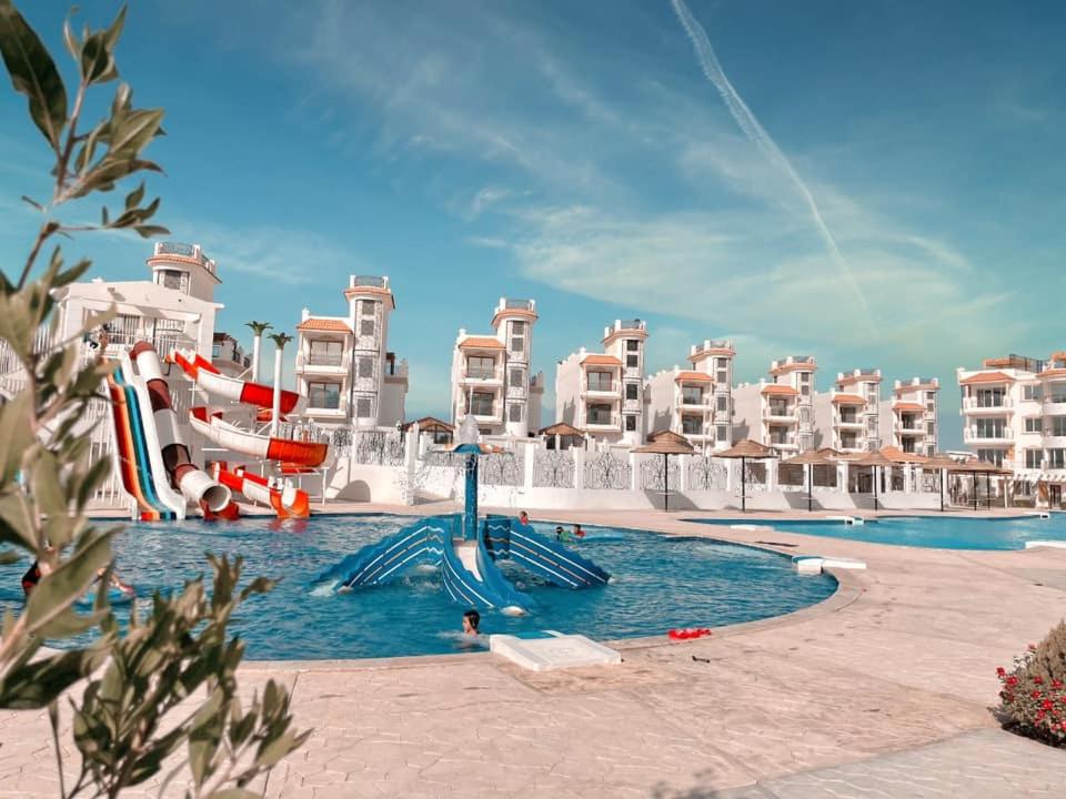 basen w ośrodku ze zjeżdżalnią wodną w obiekcie Sharm Hills Resort - Luxury Apartment w Szarm el-Szejk