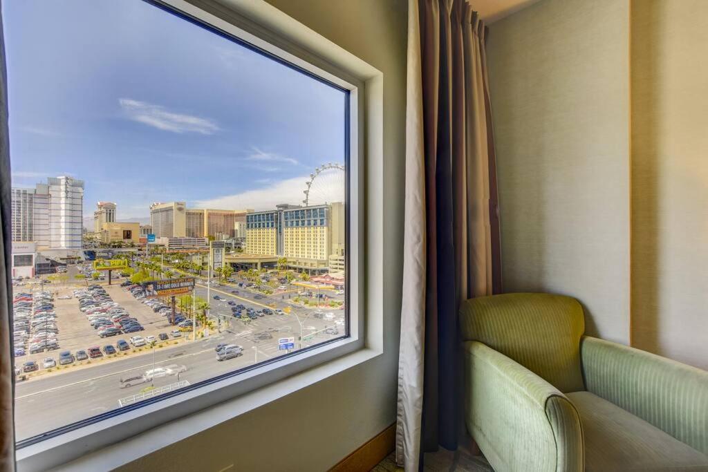 Ultimate Las Vegas Getaway One Bedroom Suite with Balcony, Kitchen, Gym, Pool & Free Parking photo
