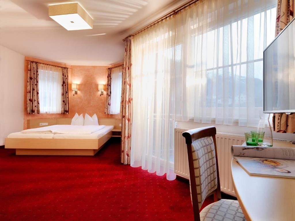 Postel nebo postele na pokoji v ubytování Posthotel Strengen am Arlberg