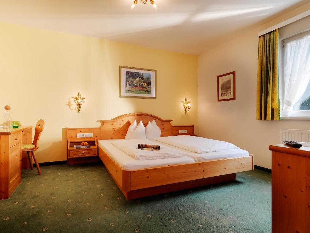 Postel nebo postele na pokoji v ubytování Posthotel Strengen am Arlberg
