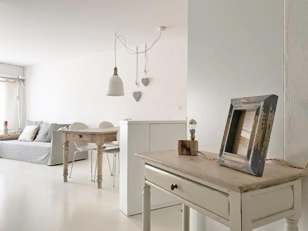 een woonkamer met een tafel met een spiegel bij Chesa Auricula in Pontresina