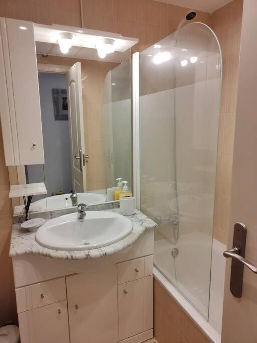 A bathroom at Benalmádena Apartment 66m2 terrace 16m2 sea view 200m from the beach