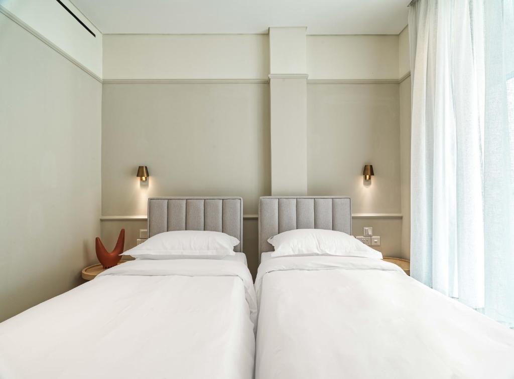 Postel nebo postele na pokoji v ubytování LIV Mackenzie Beach Suites Larnaca ADULTS ONLY