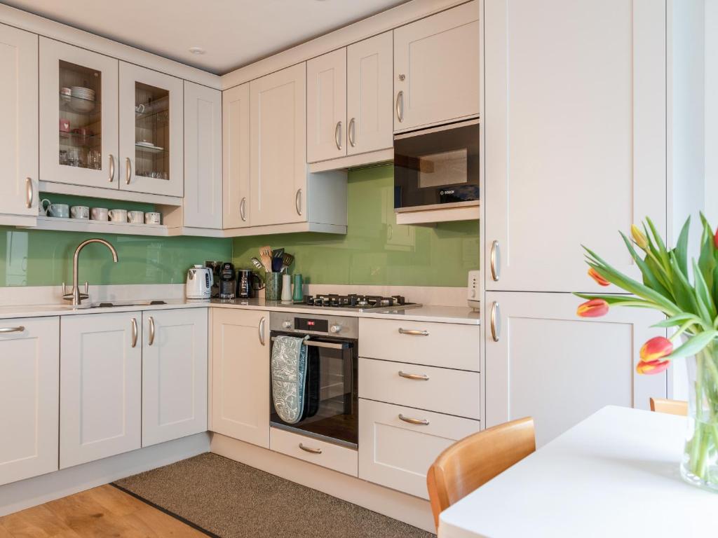 Kuchyň nebo kuchyňský kout v ubytování 14a Courtenay Street