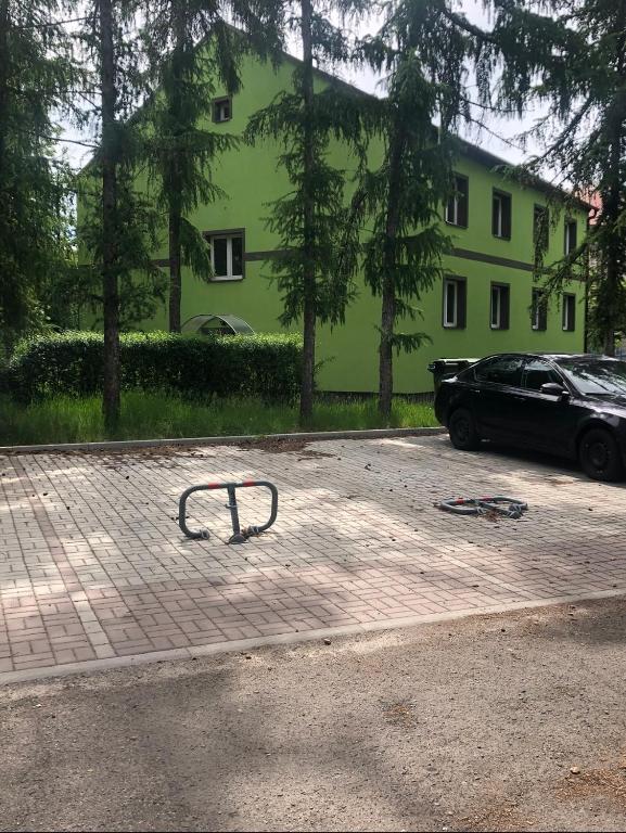 a metal object on the ground in front of a building at Apartmány - Školní in Chomutov