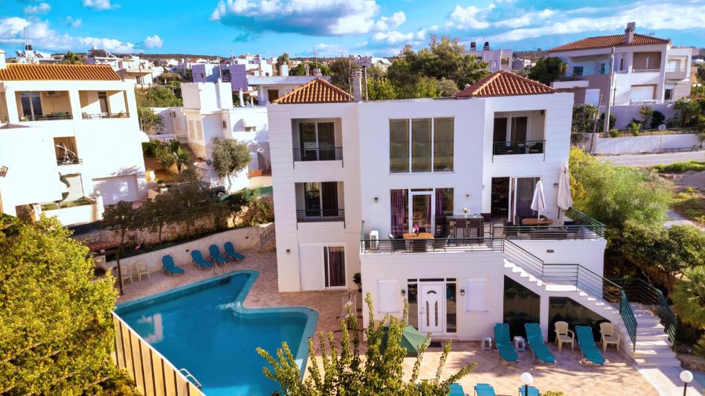 una villa con piscina e un resort di Wonderful Villa in Chania with Private Pool, Panoramic Sea Views & Spacious Interiors ad Agios Onoufrios