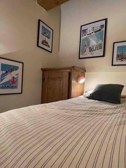 Łóżko lub łóżka w pokoju w obiekcie Courchevel 1650 appartement cosy 6 personnes