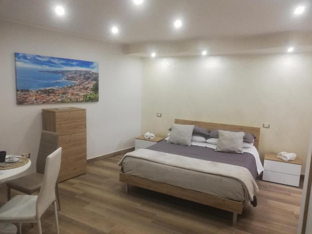um quarto com uma cama, uma mesa e uma secretária em MareMonti apartments em Castellammare di Stabia