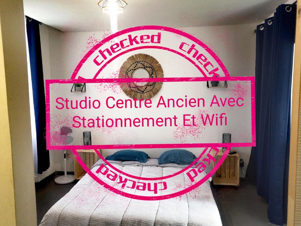 una habitación con una señal de que readsildo centro American Agency Logr e wifi en 2 # La Seyne Centre ancien wifi et place de stationnement incluse, en La Seyne-sur-Mer