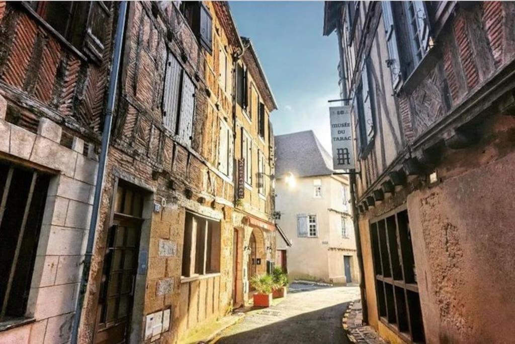 alejka w starym mieście z budynkami w obiekcie Appartement au cœur du centre historique w mieście Bergerac