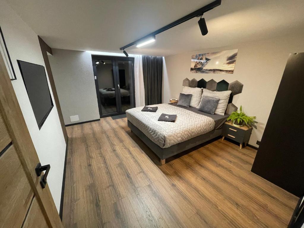 Cichy Apartament Gdańsk في غدانسك: غرفة نوم بسرير في غرفة