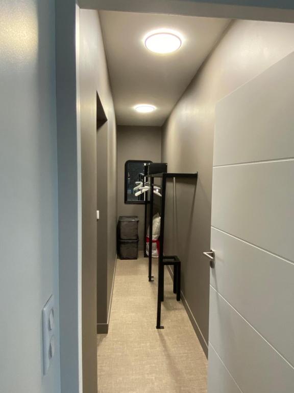 a hallway with a room with a walk in closet at APPARTEMENT KENNEDY in Boulogne-sur-Mer