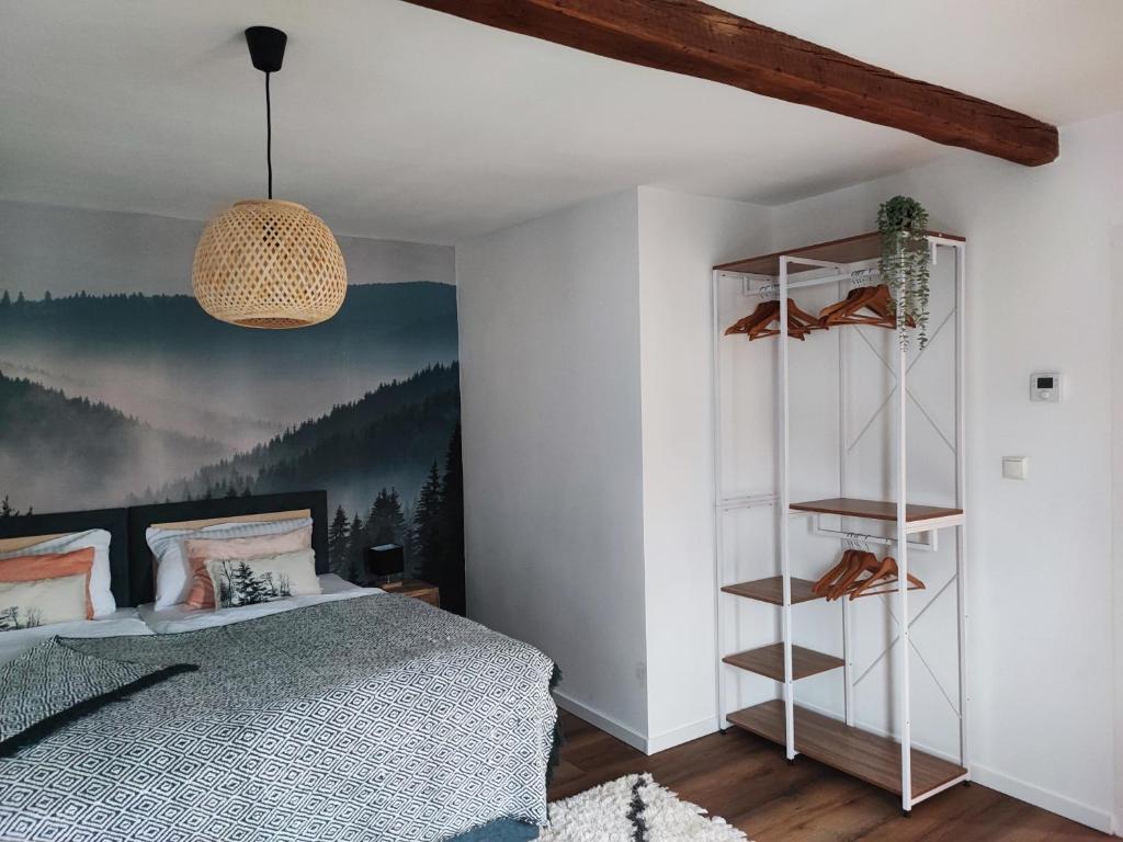 ein Schlafzimmer mit einem Bett und einem Poster eines Waldes in der Unterkunft Elias im Landhausstil in Bayreuth