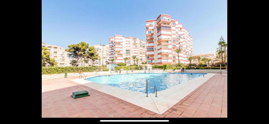 een zwembad in een stad met hoge gebouwen bij Estudio Sol del Mar in Torrox