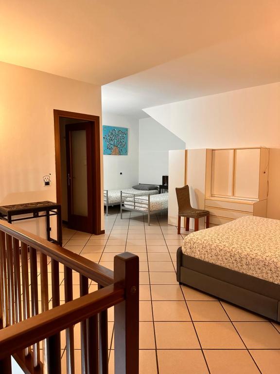 Cette chambre d'hôtel comprend un lit et un balcon. dans l'établissement casa nonna Rica, 