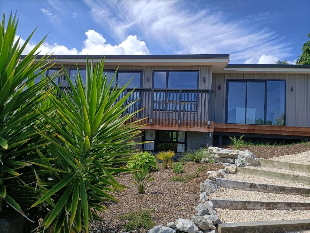 una casa con grandes ventanas y plantas en Pohara's Seaside Accommodation en Pohara