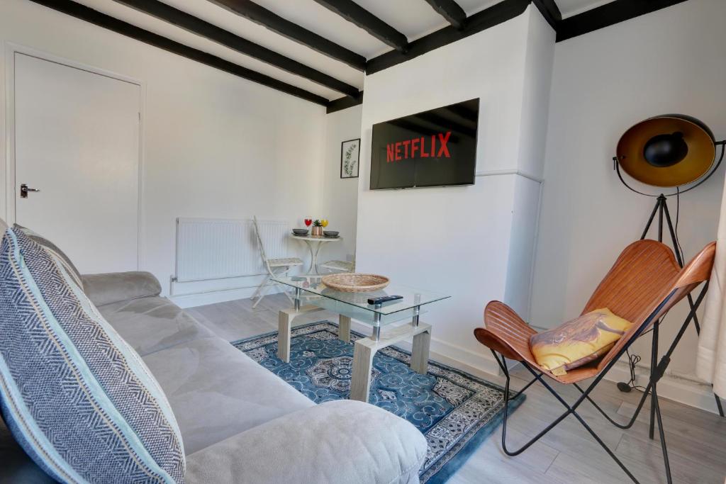 sala de estar con sofá, sillas y TV en Cozy 2-bedroom house in Sheffield en Tankersley