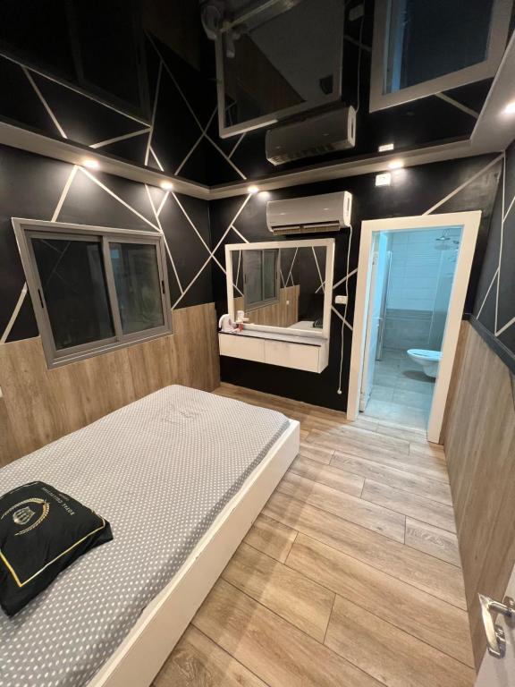ベエルシェバにあるרויאל חדרי אירוח - באר שבע - Royalの小さなベッドルーム(ベッド1台、バスルーム付)