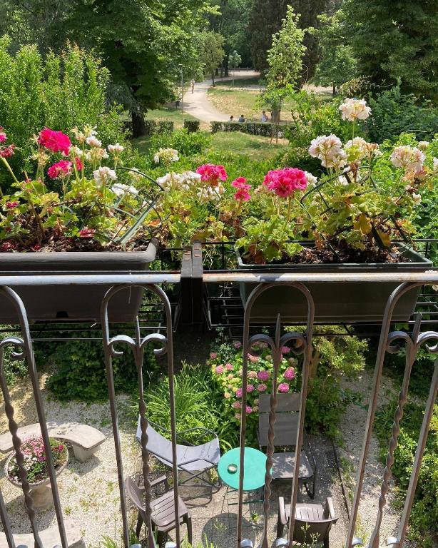 A garden outside Il Giardino Nel Parco R&B