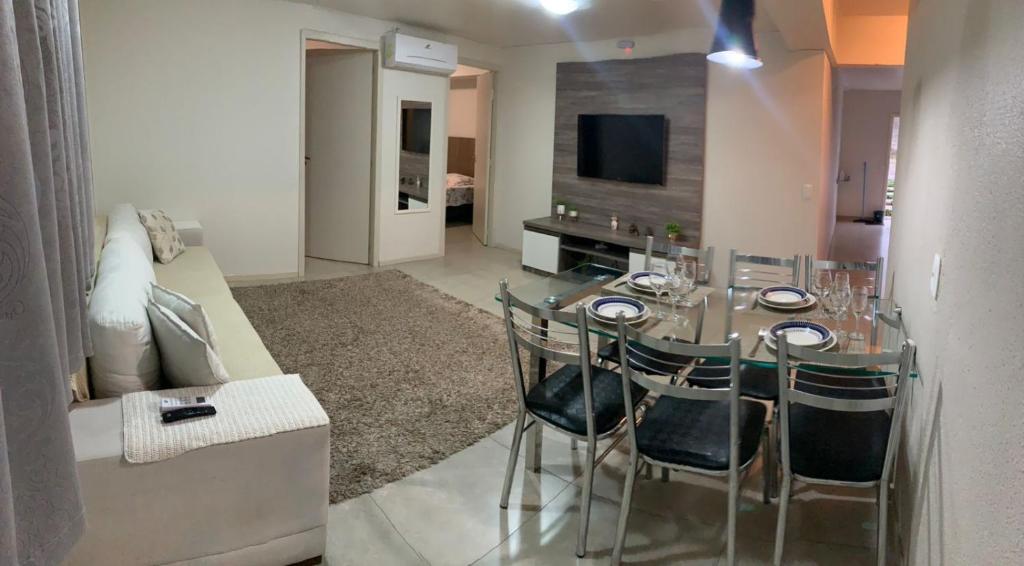- un salon avec une table et un canapé dans l'établissement Dom Ângelo Hospedagem, à Bento Gonçalves