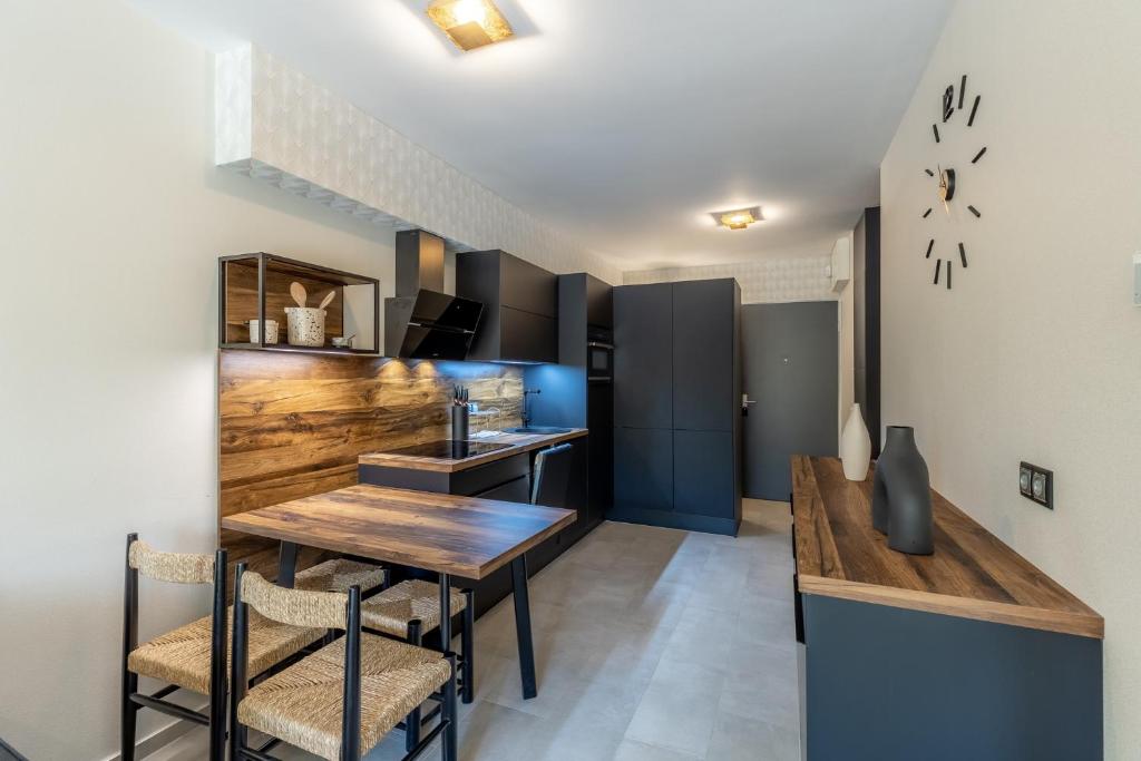 Kuchyňa alebo kuchynka v ubytovaní MarineLake Apartman Balatonföldvár By BLTN